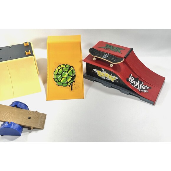 Tech Deck Spin Master Mixed Lot of Skate Park Ramps and Boards with Accessories - Picture 4 of 15